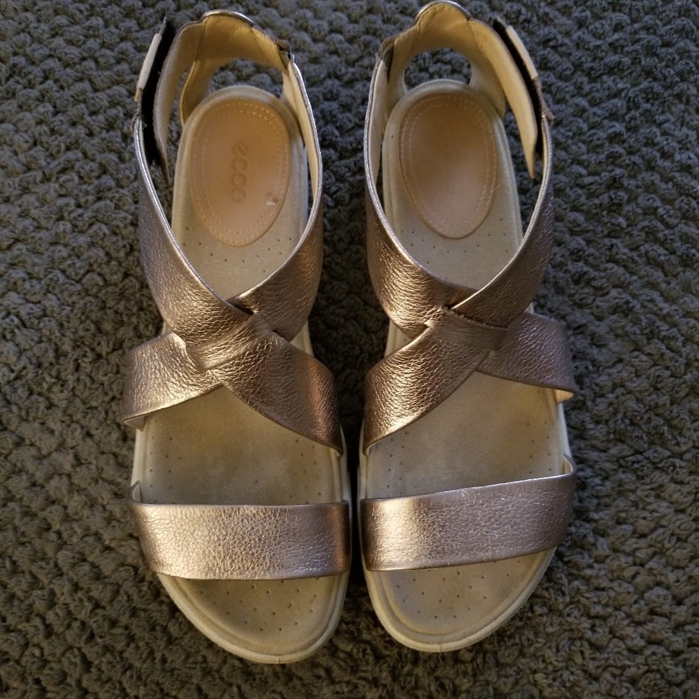 Ecco Women's Gold Sandals size 39 (9)